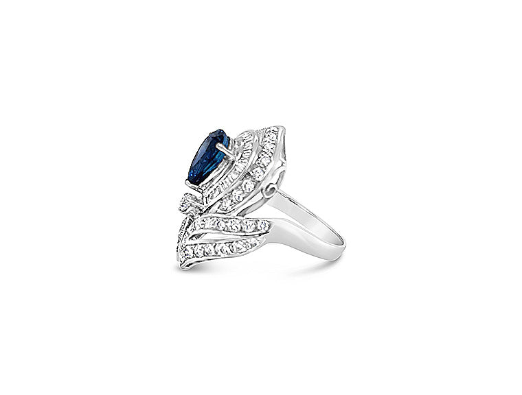 (REF 1938) 2cts Diam 3.83cts Sapphire Diamond Dress Ring (18ct white gold)